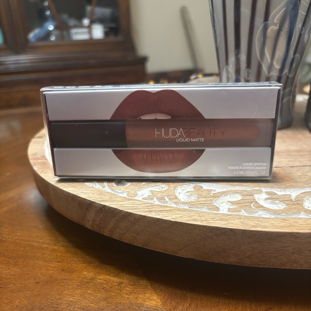 HUDA BEAUTY Liquid Matte Lipstick - shade Girlfriend.